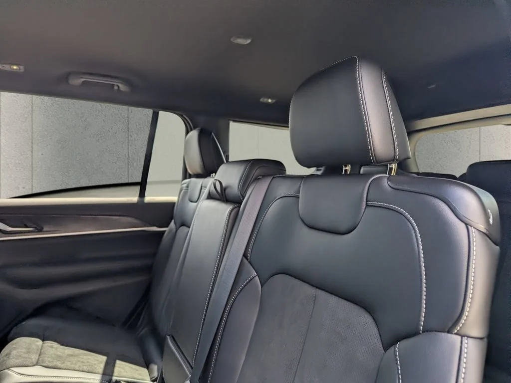 New 2026 Diamond Black Crystal Pearl-Coat Exterior Paint Jeep Laredo Altitude image 9