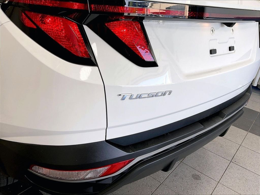 Used 2023 White Hyundai SE image 28
