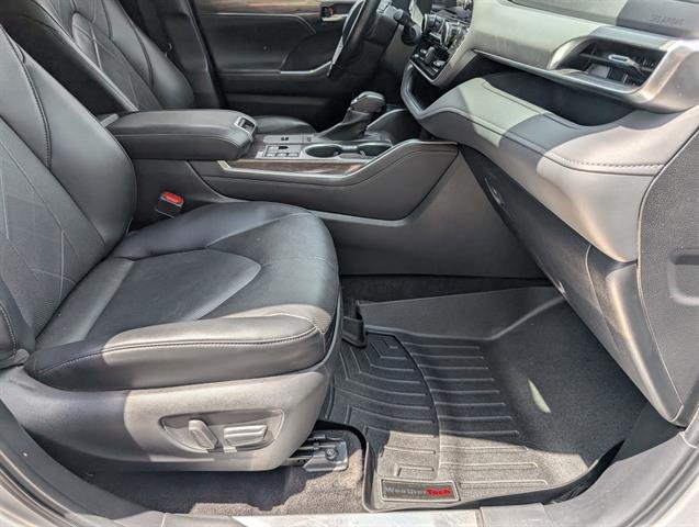 Used 2023  Toyota Platinum image 30