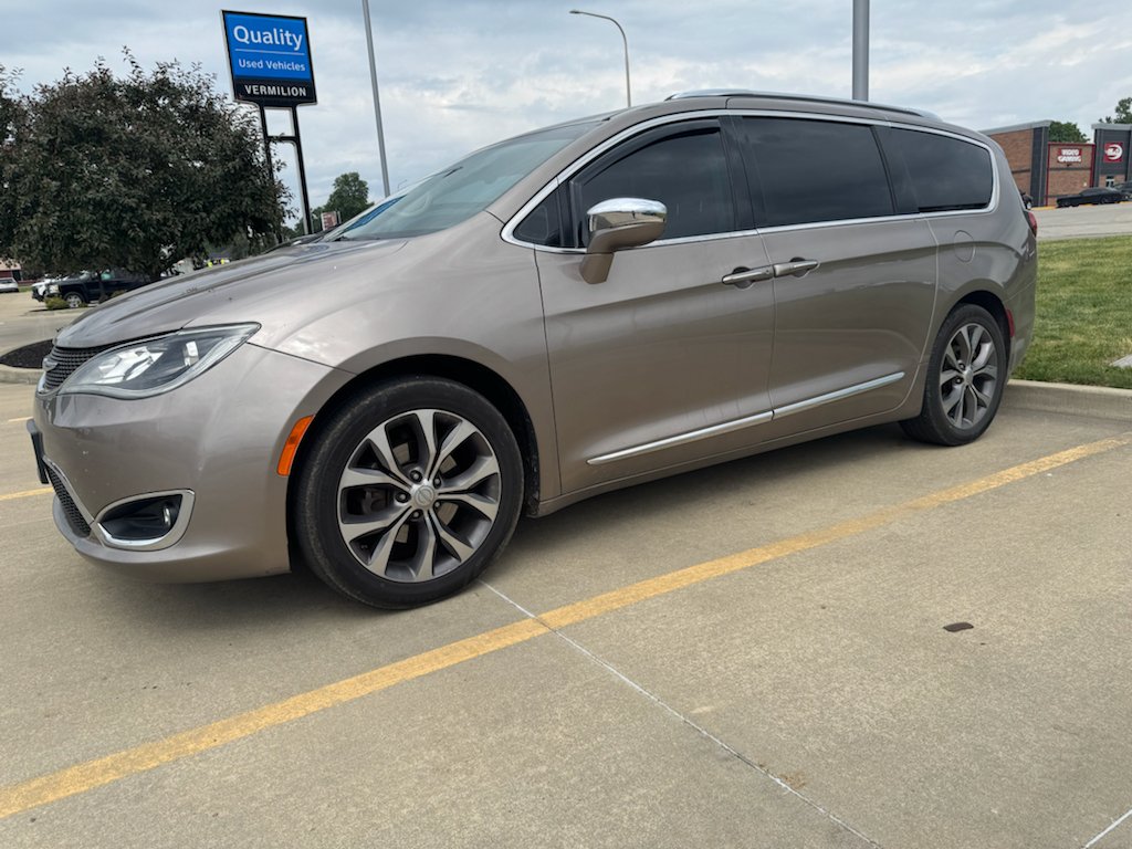 2017 Chrysler Pacifica Limited's photo