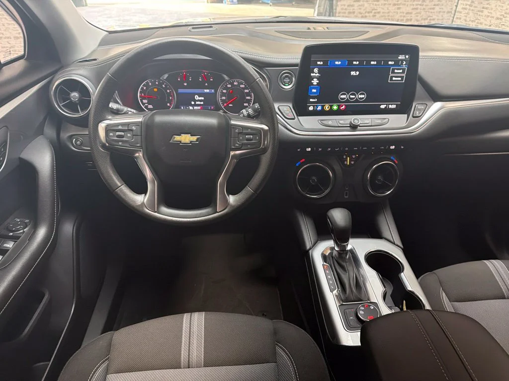 Used 2025 Summit White Chevrolet LT image 17