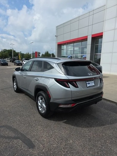 Used 2022 Silver Hyundai SEL image 3