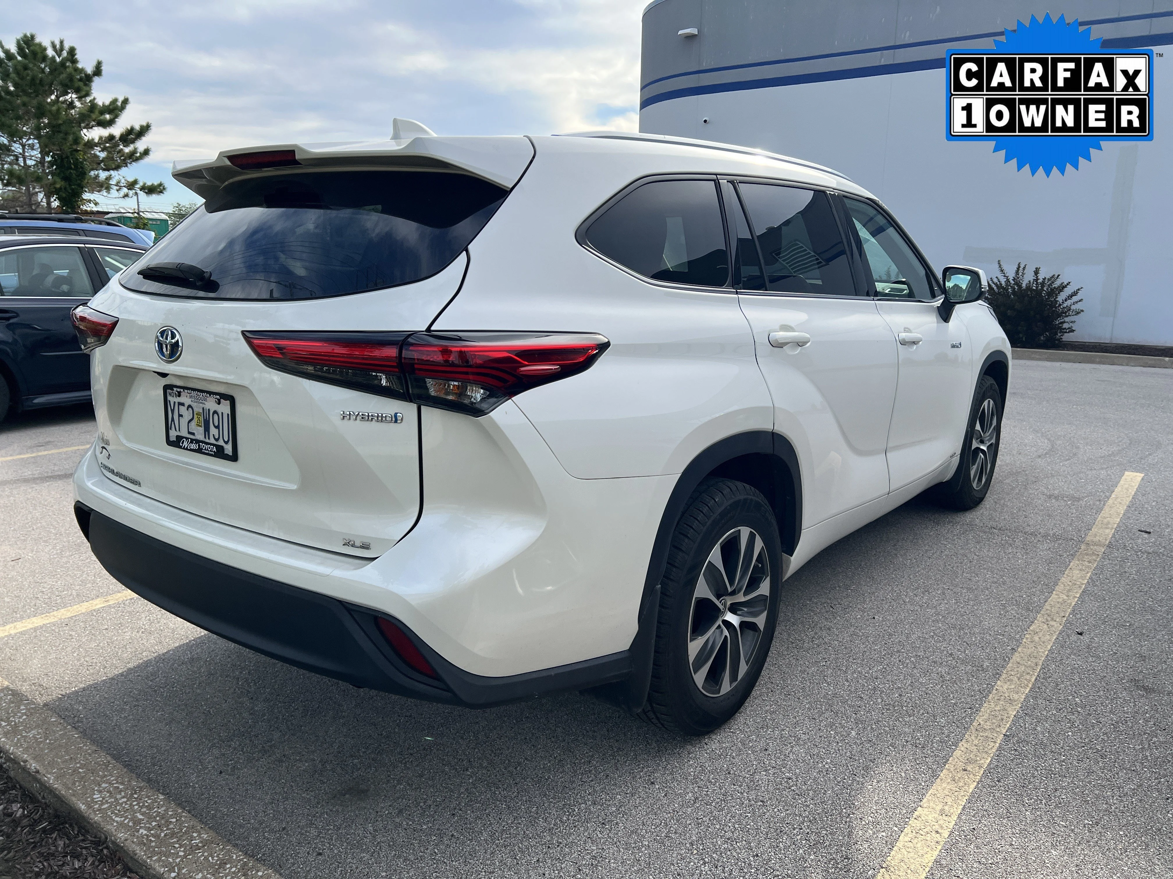 Used 2020 Blizzard Pearl Toyota Hybrid XLE image 4