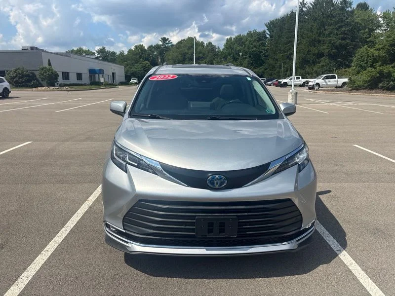 Used 2022 Silver Toyota XLE image 8