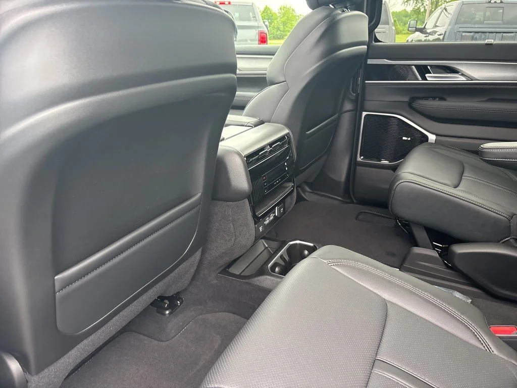 New 2026 Bright White Clear-Coat Exterior Paint Jeep Grand Wagoneer image 32