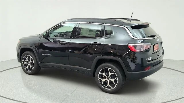 New 2026 Diamond Black Crystal Pearl-Coat Exterior Paint Jeep Limited image 8