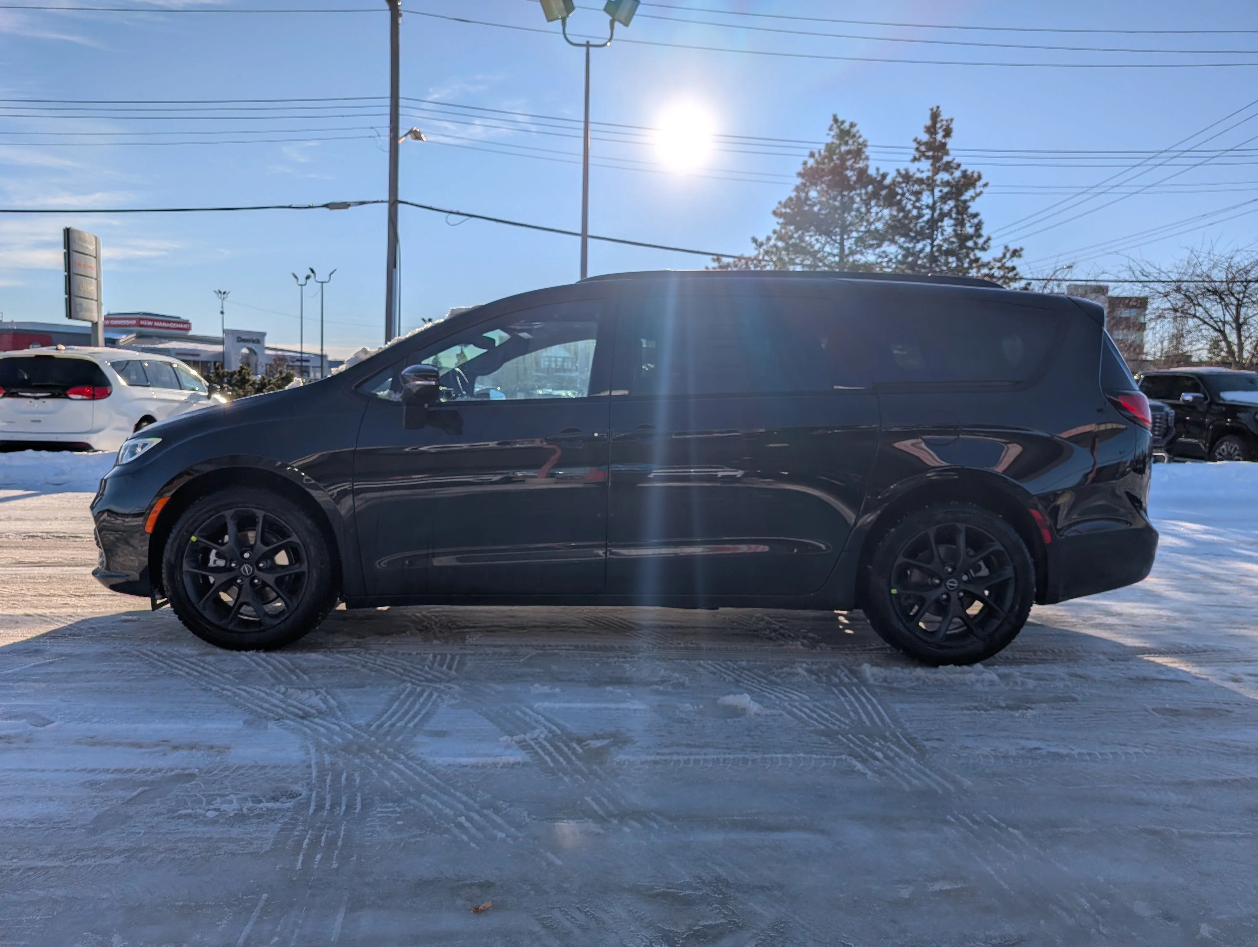 New 2026 Diamond Black Crystal Pearl Chrysler Select image 3