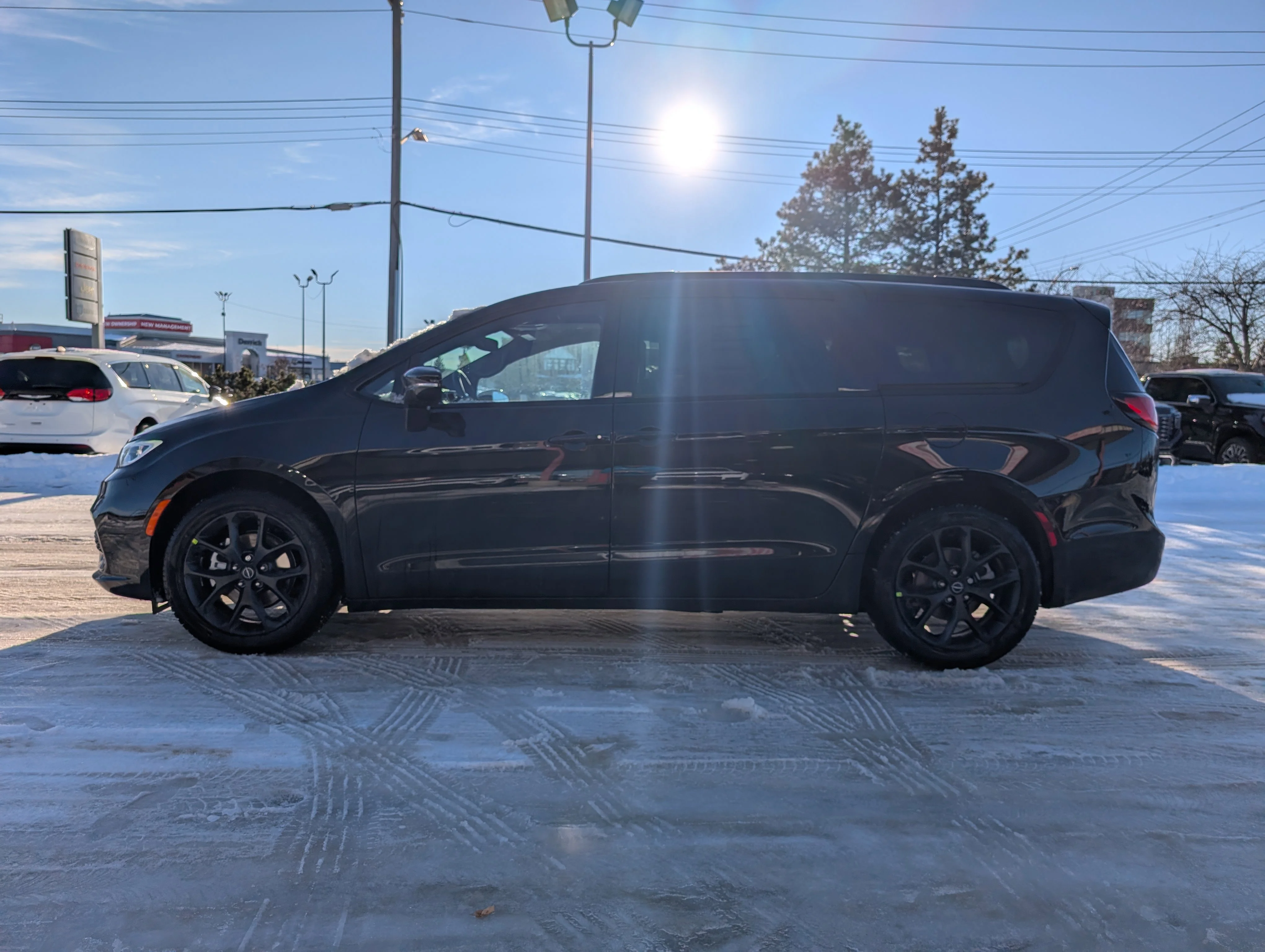New 2026 Diamond Black Crystal Pearl Chrysler Select image 3