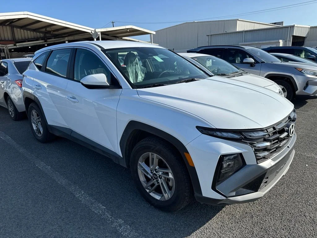 Used 2025 White Hyundai SE image 3