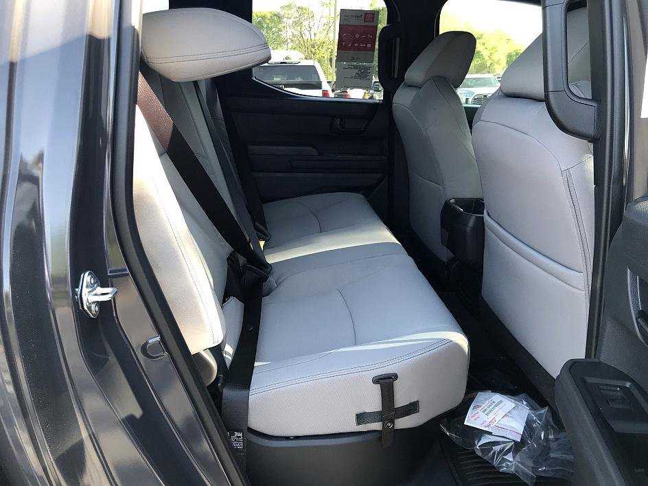 2025 Toyota Tacoma SR5 - Photo 12