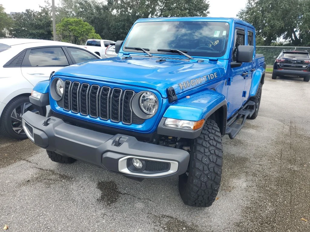 Used 2025 Blue Jeep High Tide image 3