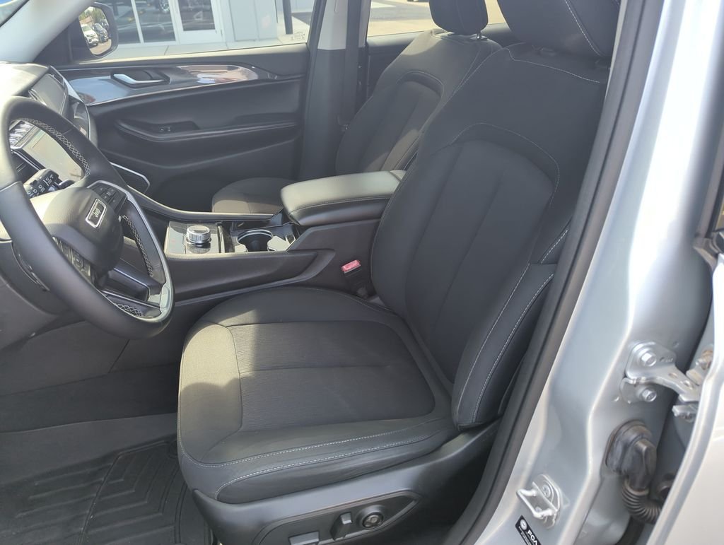 Used 2022 Silver Jeep Laredo image 12