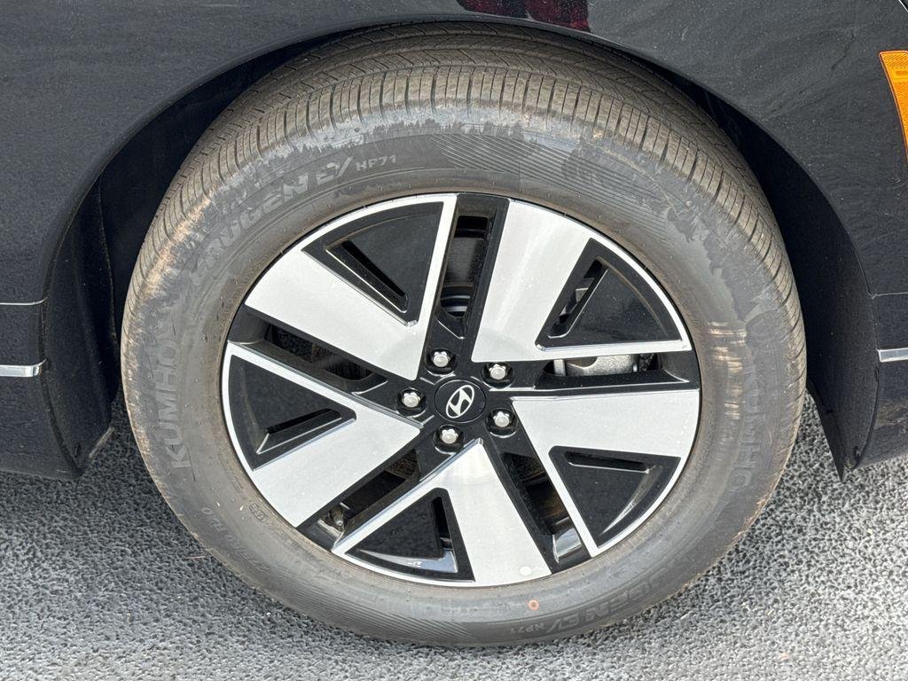 New 2026 Black Hyundai SEL image 10
