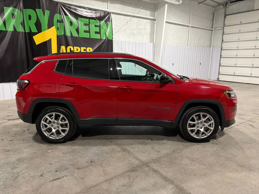 Certified Used 2024 Red Hot Pearlcoat Jeep Latitude Lux image 5