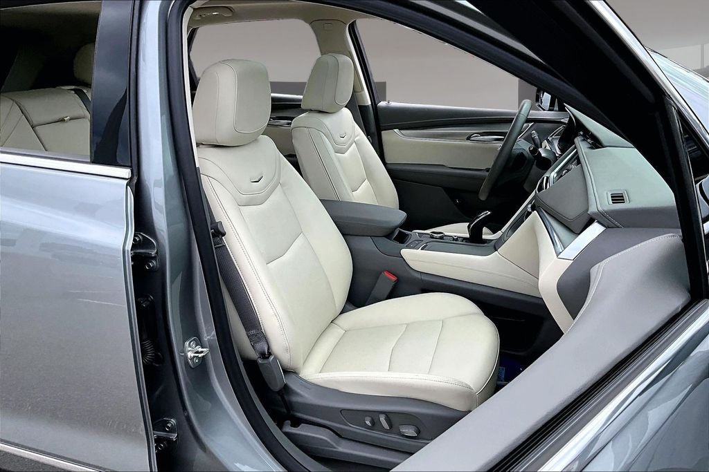 Used 2025 Silver Cadillac Premium Luxury image 7