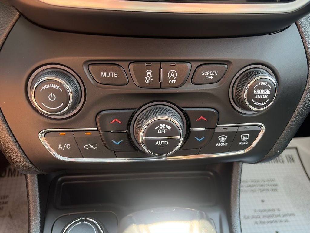 Used 2019 Silver Jeep Limited image 18