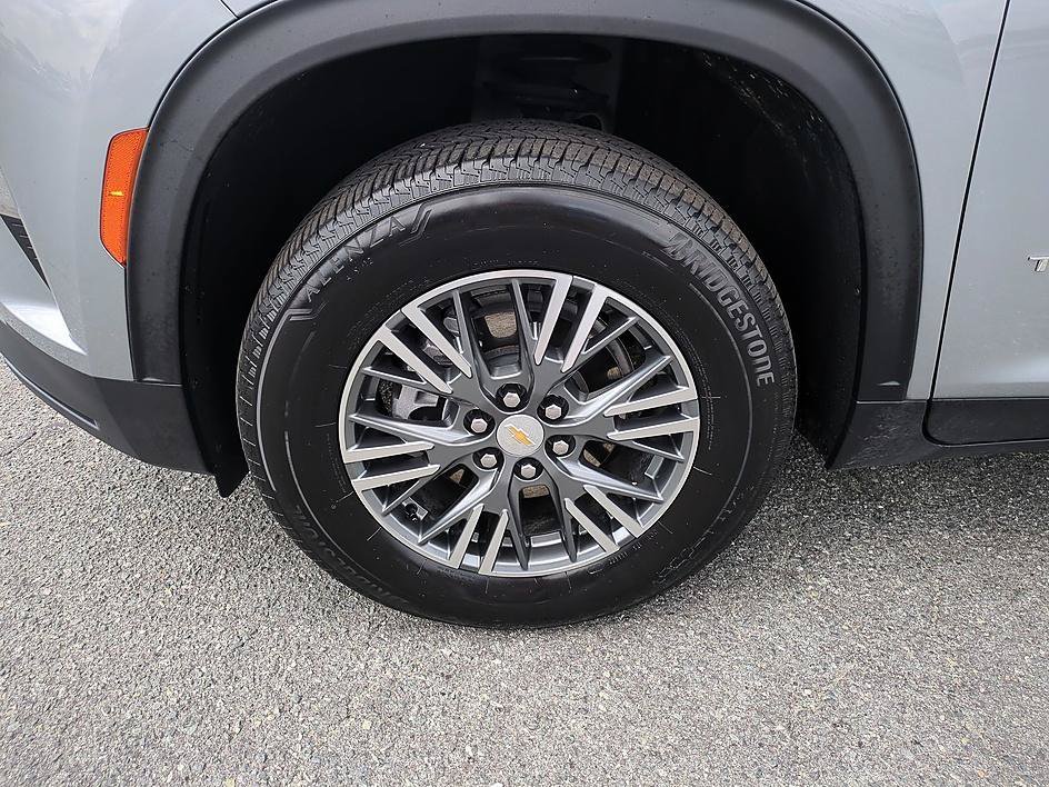 Used 2025 Sterling Gray Metallic Chevrolet FWD LT image 10