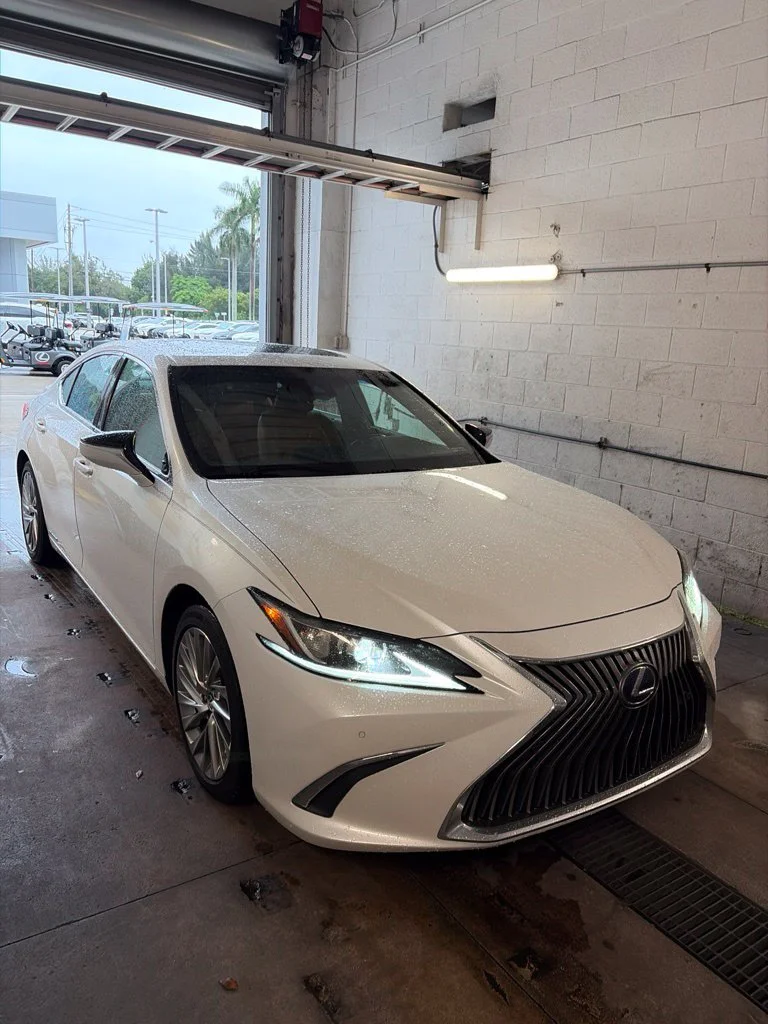2021 Lexus ES ES 300h Luxury FWD photo