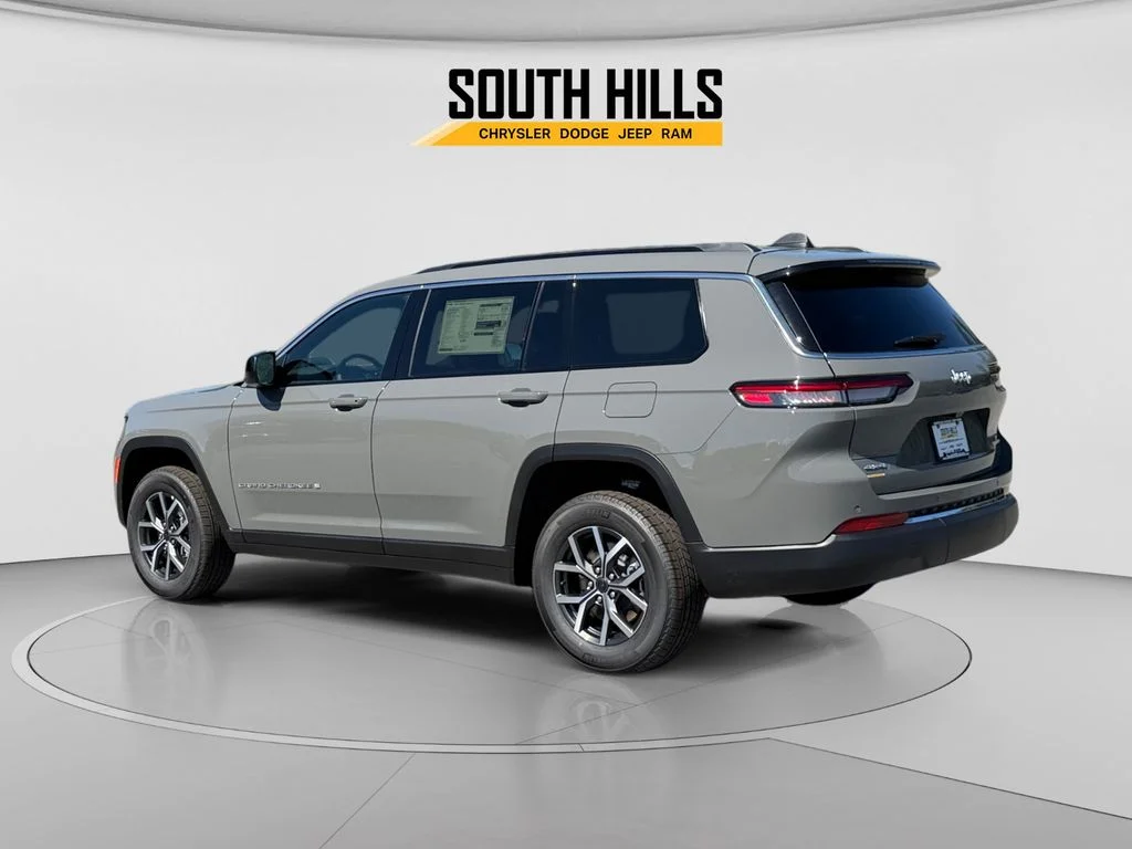 New 2027 Sting-Gray Clearcoat Jeep Laredo image 3