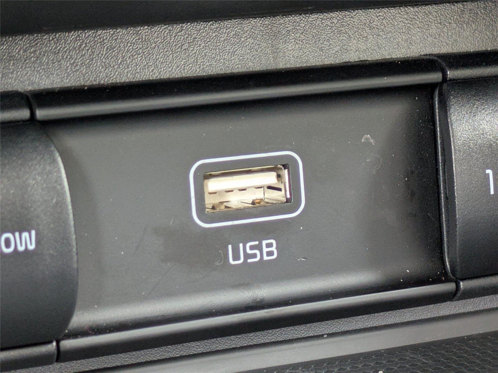 Used 2025  KIA  image 21