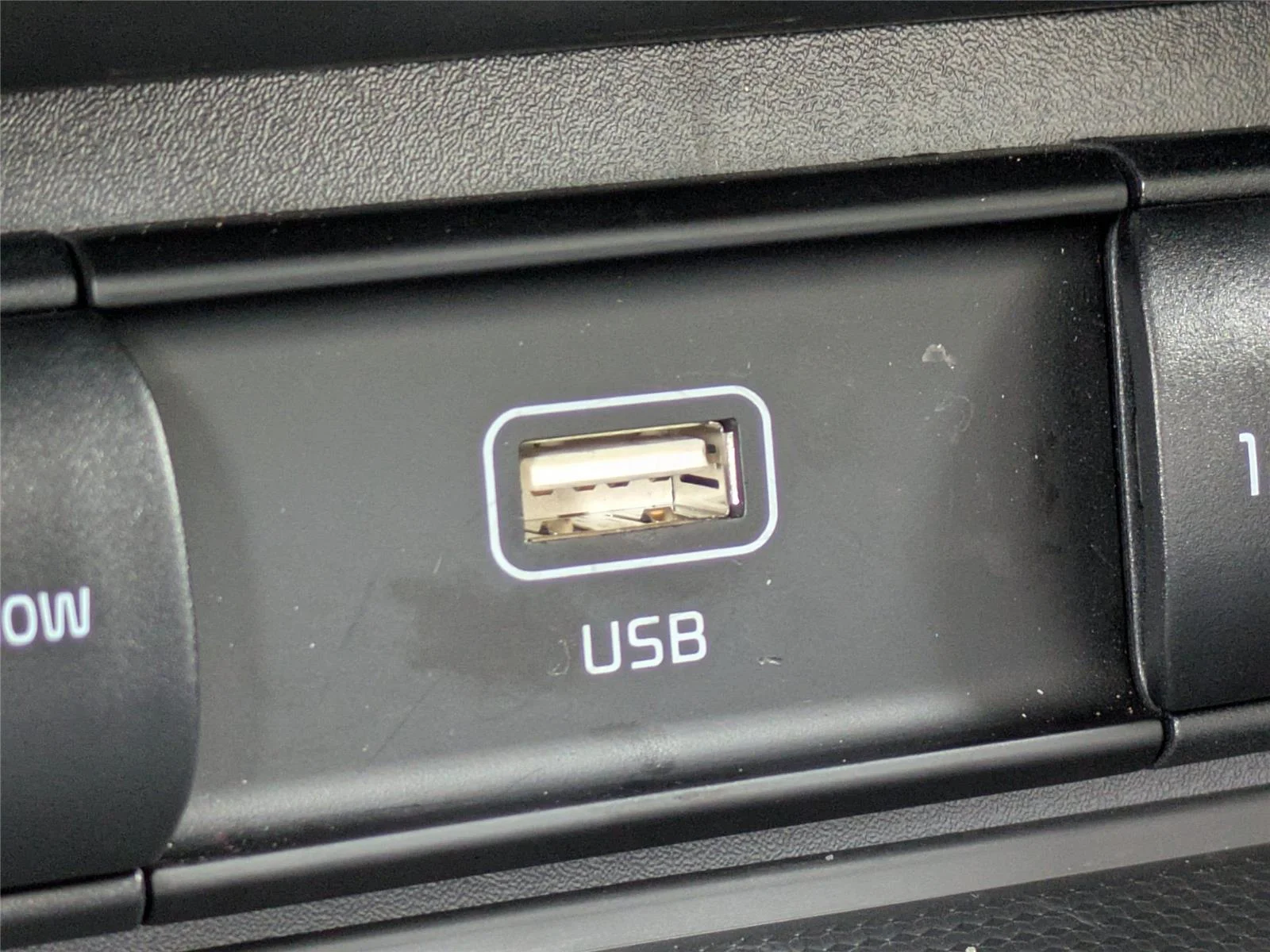 Used 2025  KIA  image 21