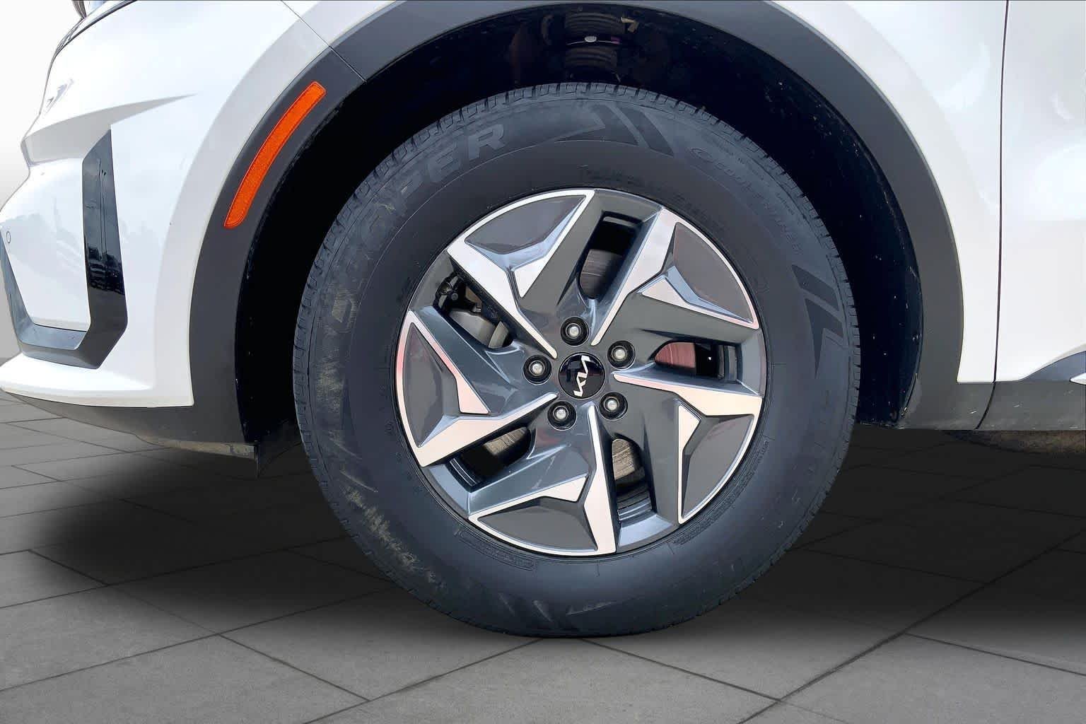 Used 2023 Snow White Pearl Kia EX image 11