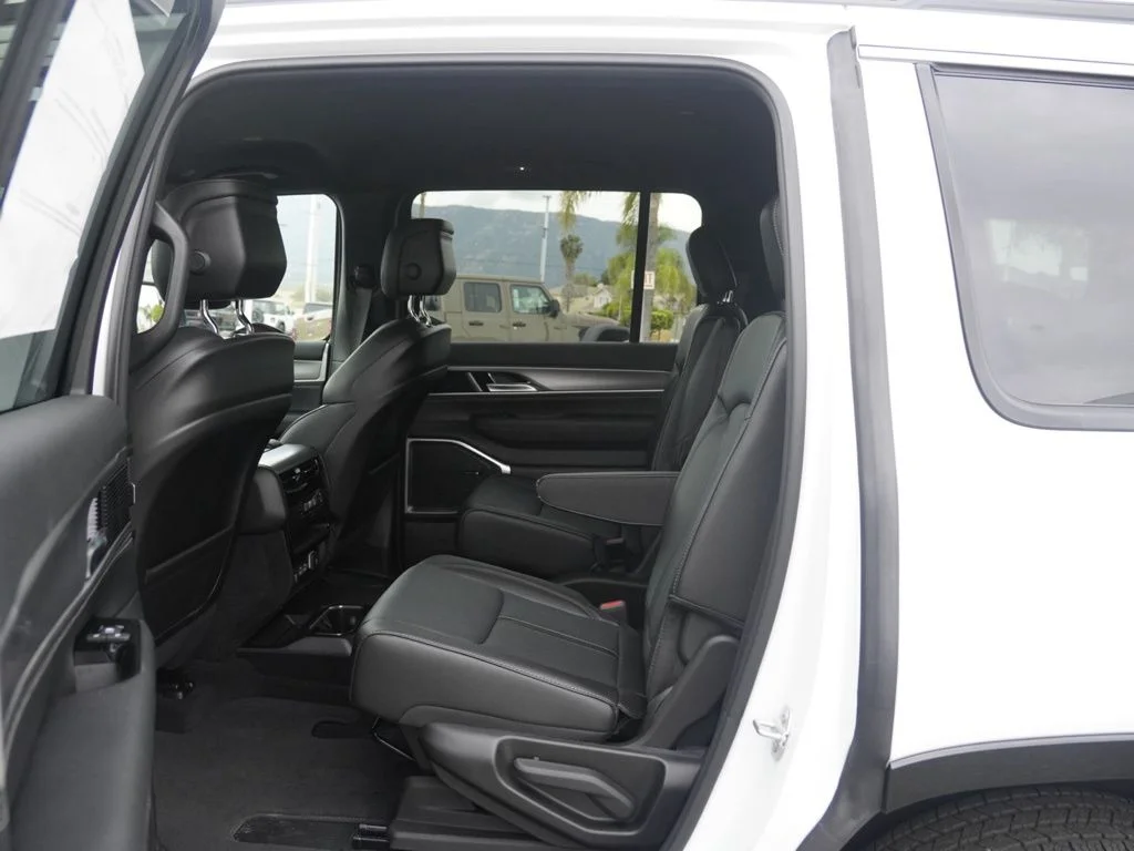 New 2026 Bright White Clear-Coat Exterior Paint Jeep  image 20