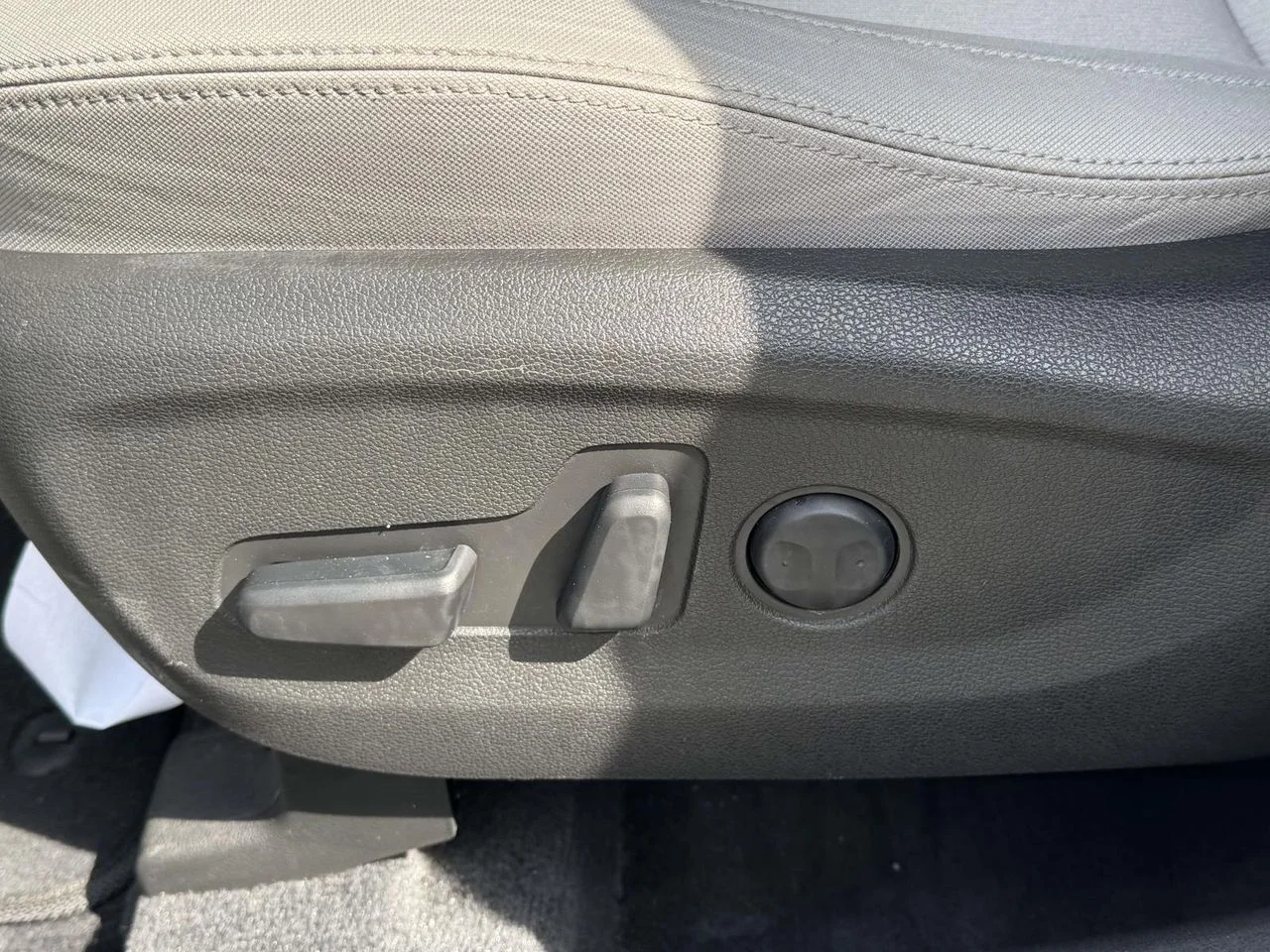 Used 2017 Winter White Hyundai Eco image 25