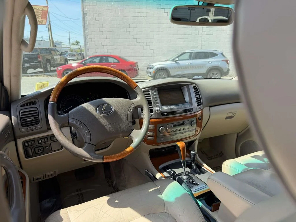 Used 2004 White Lexus 470 image 25