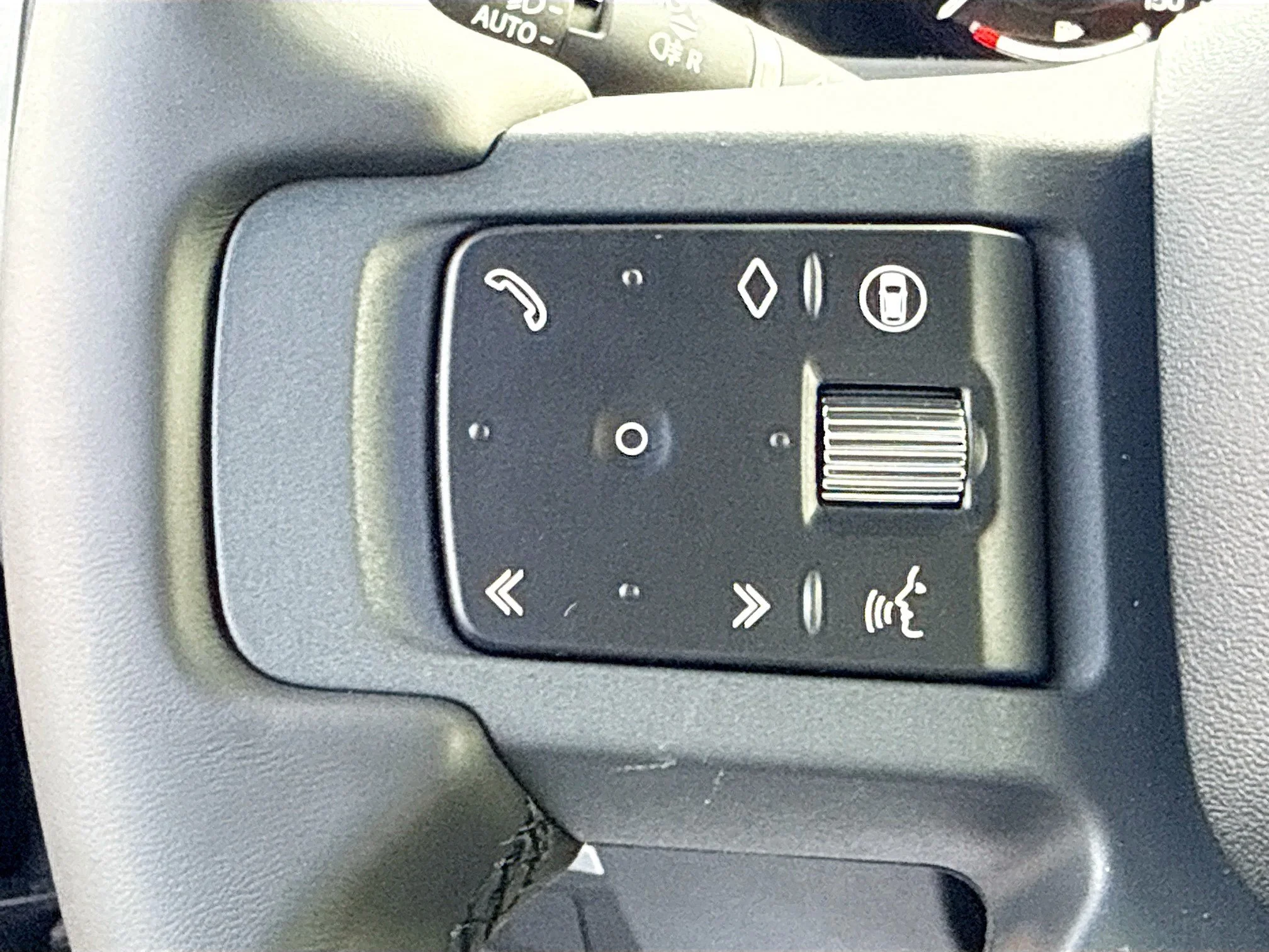 New 2026 Santorini Black Metallic Land Rover X-Dynamic SE image 35