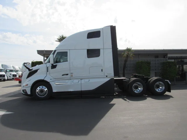 New 2027 GLACIER WHITE Volvo  image 1