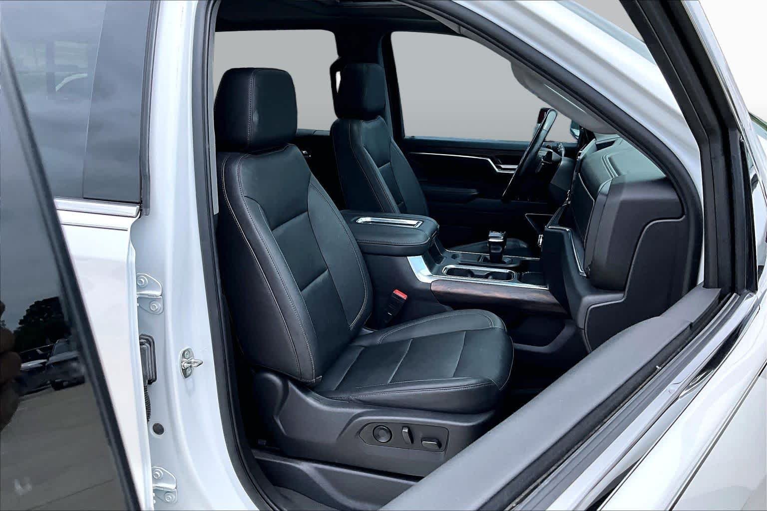 Used 2022 White Frost Tricoat GMC SLT image 9