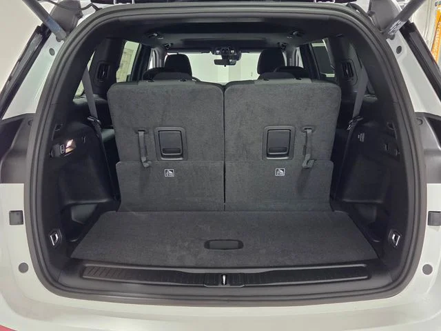 New 2026 Bright White Clear-Coat Exterior Paint Jeep Laredo X image 13