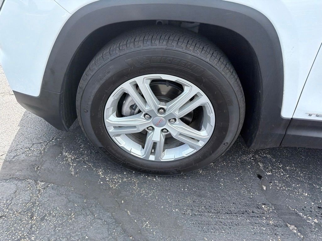 Used 2024 White GMC SLE image 2