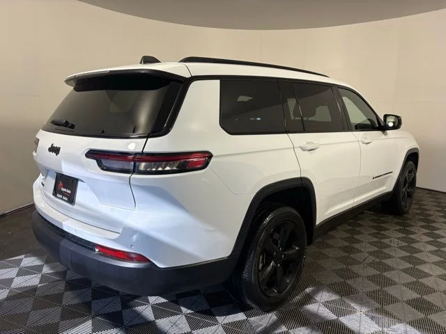 Used 2023 White/off-white Jeep Altitude image 6