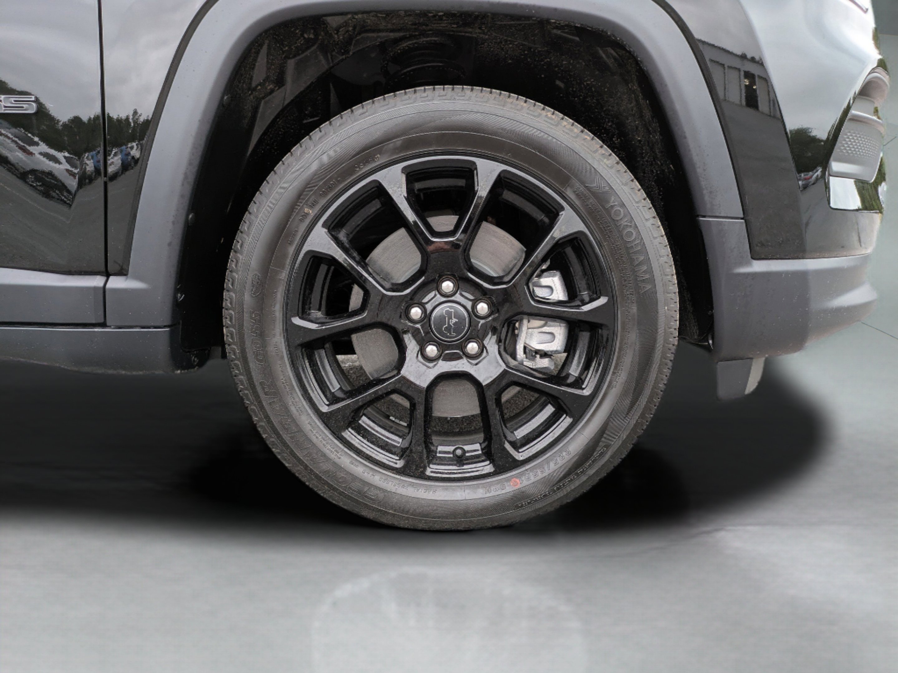 New 2026 Diamond Black Crystal Pearlcoat Jeep Latitude image 4