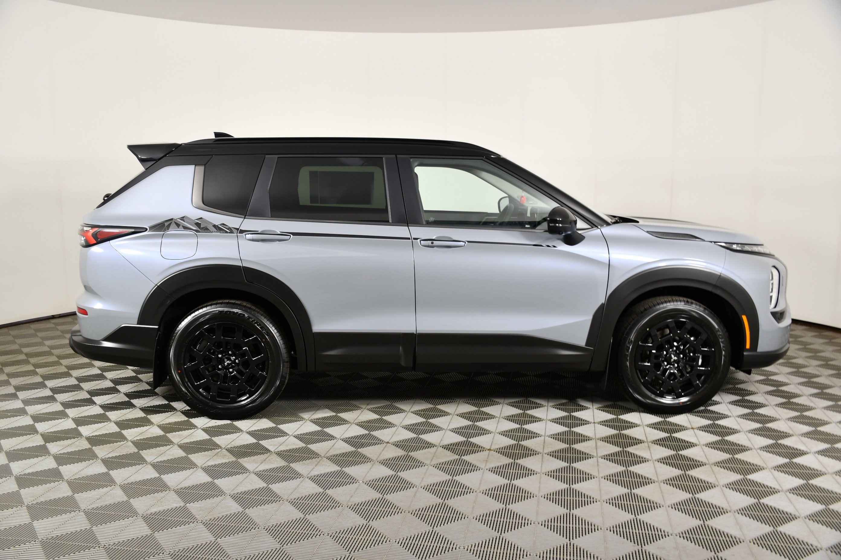 New 2026 Moonstone Gray/Black Roof Mitsubishi Trail Edition image 5