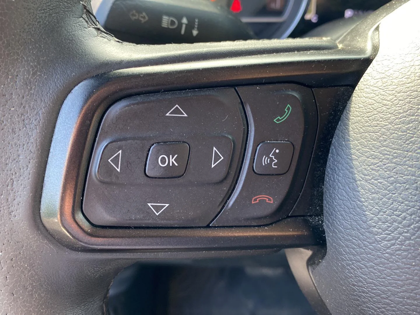 Used 2018 Granite Crystal Metallic Clearcoat Jeep Sport S image 13