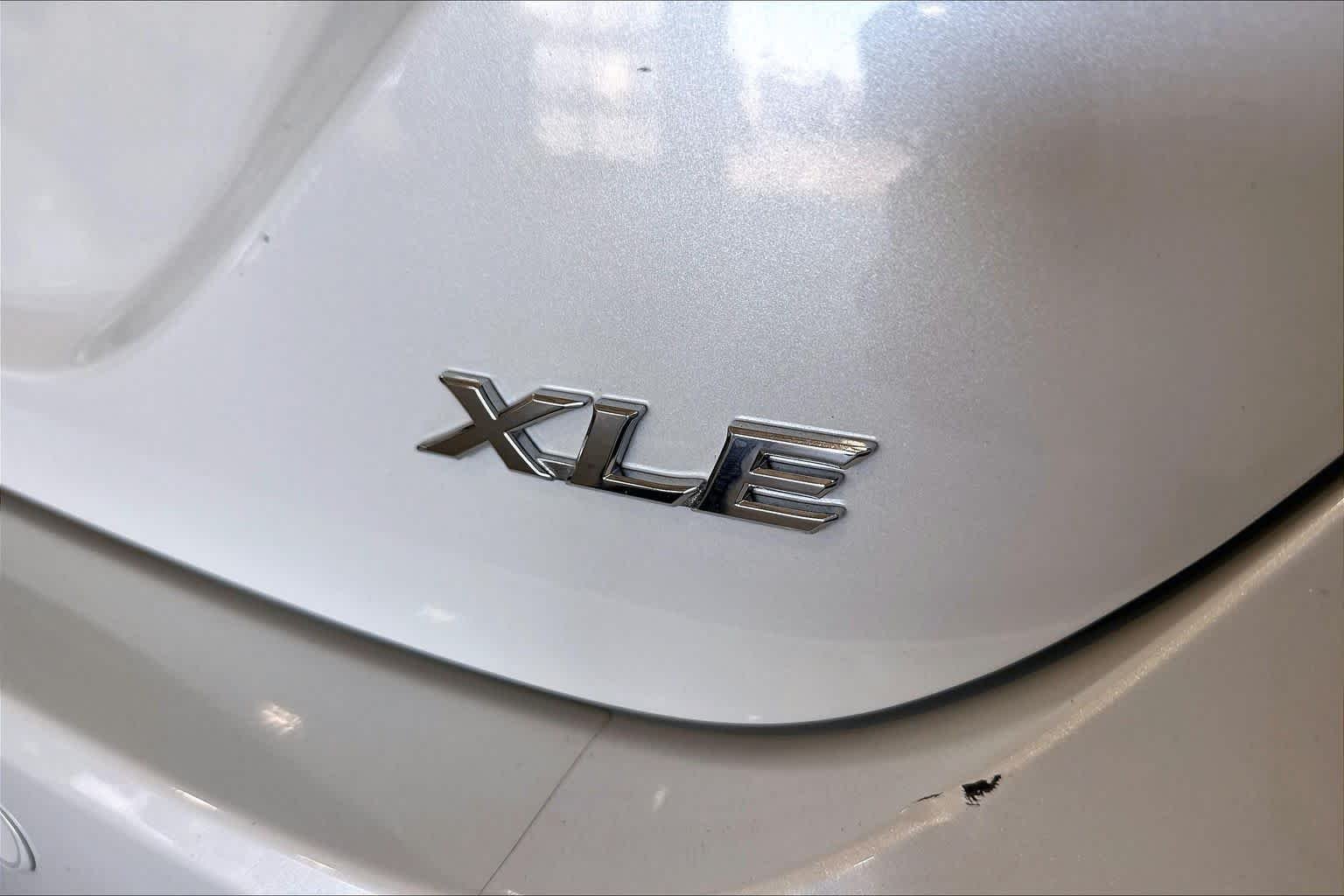 Used 2023 Wind Chill Pearl Toyota XLE V6 image 10