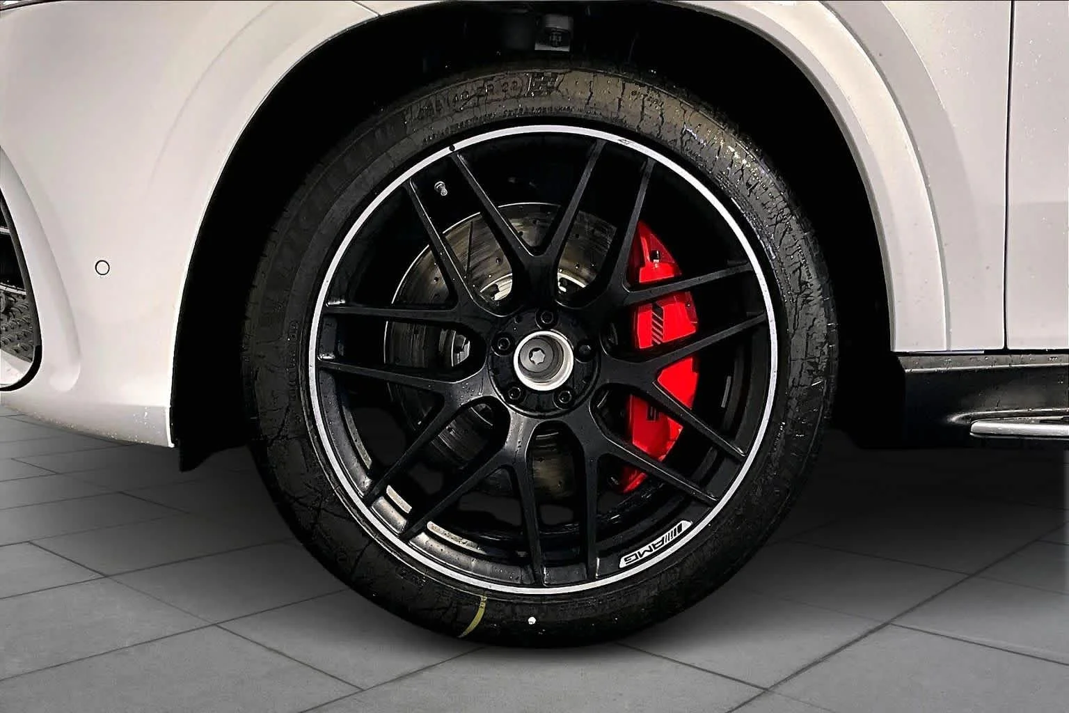 New 2026 MANUFAKTUR Moonlight White Metallic Mercedes-Benz AMG® GLE 63 S image 17