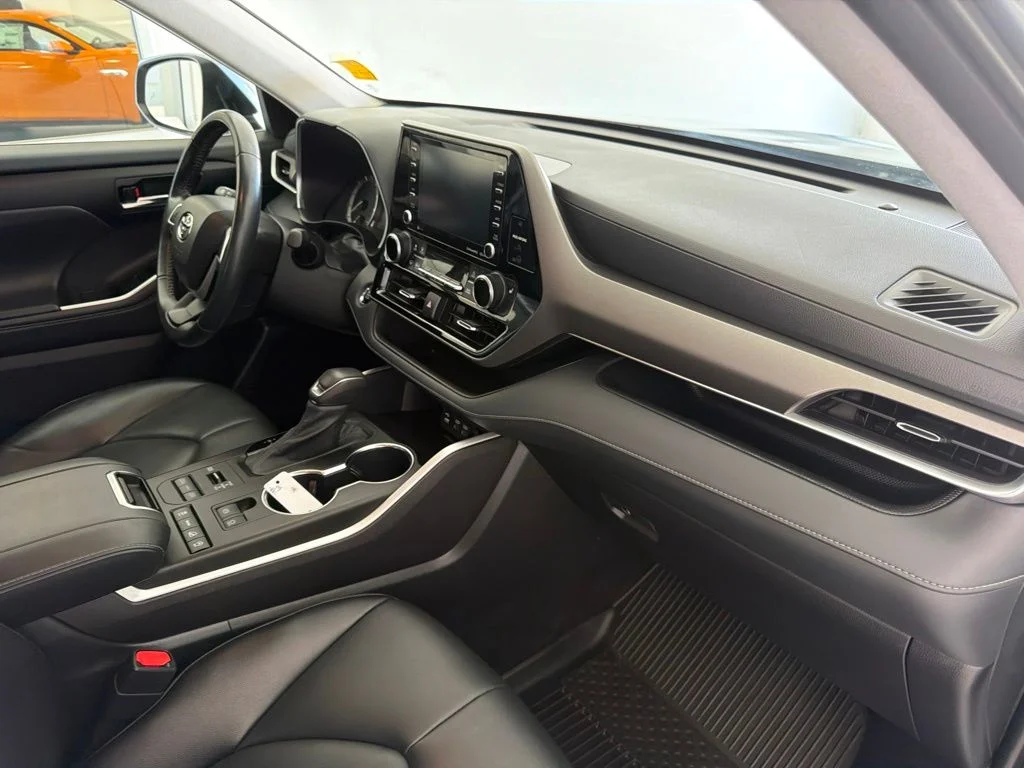 Used 2022 Moon Dust Toyota XLE image 39