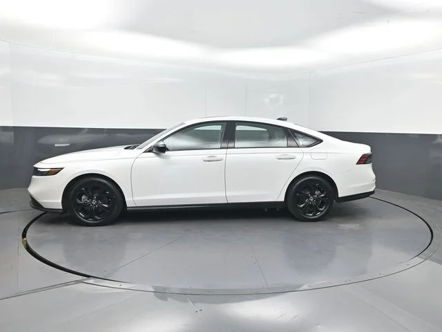 Used 2025 White Honda SE image 3