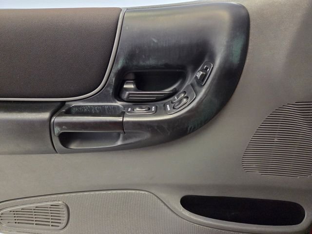 Used 2004 Red Ford Edge image 27