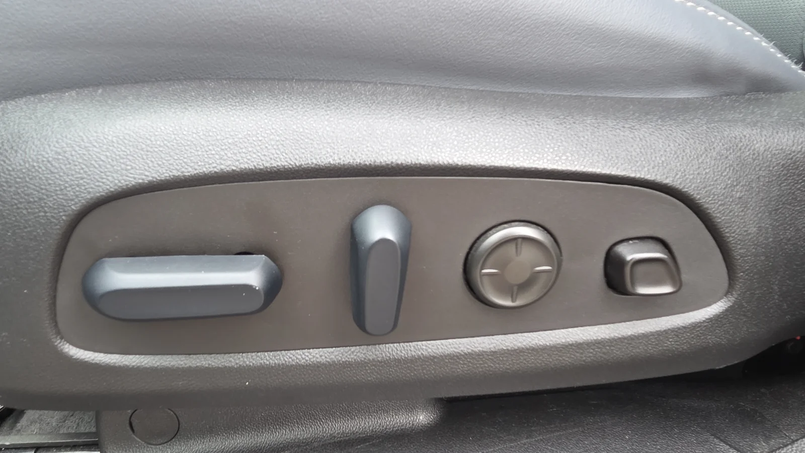 Used 2024 White Buick Premium Group image 30