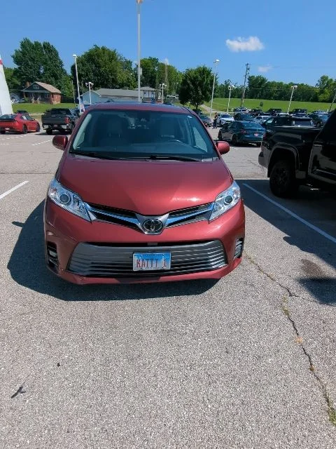 Used 2018 Red Toyota XLE image 4