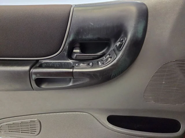 Used 2004 Red Ford Edge image 27