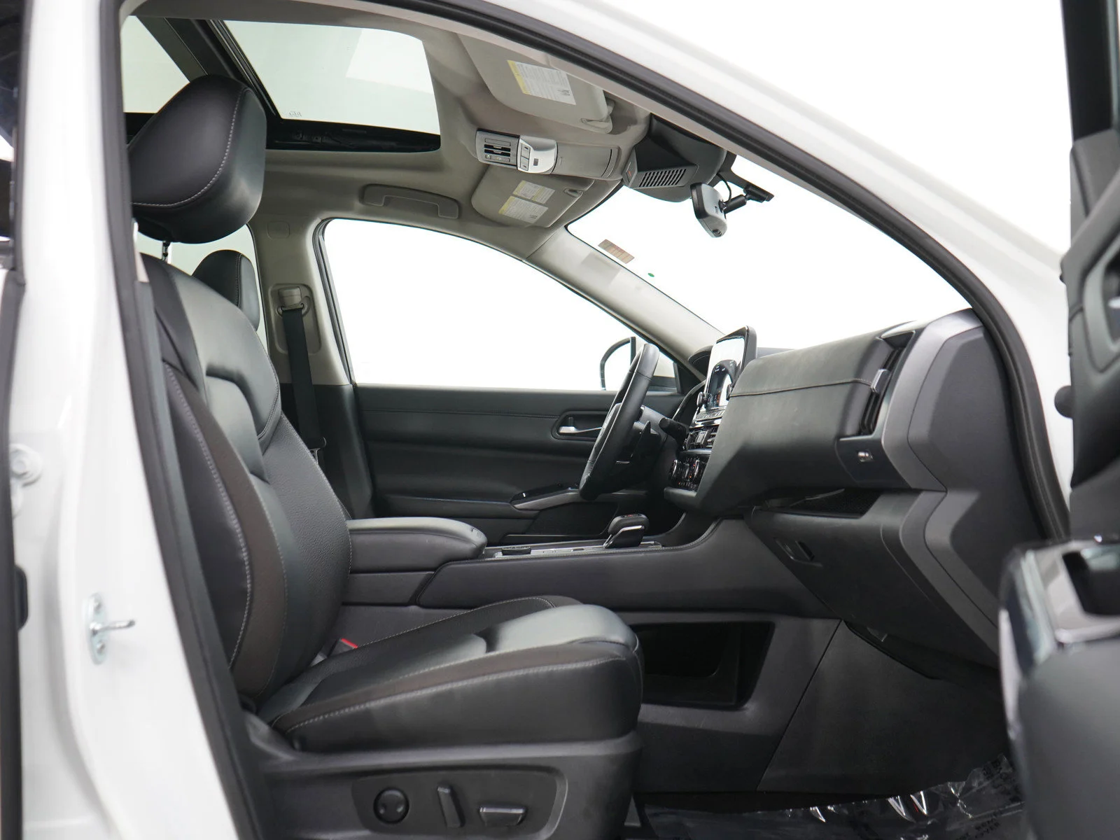 Used 2023 Pearl White Tricoat Nissan SL image 11