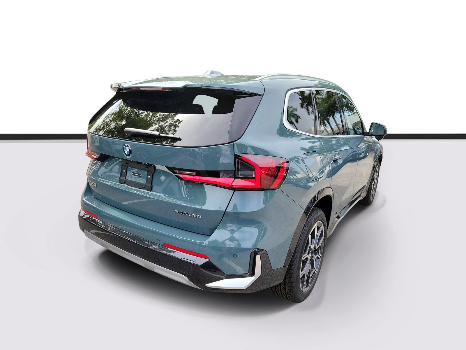 New 2026 Cape York Green Metallic BMW xDrive28i image 4