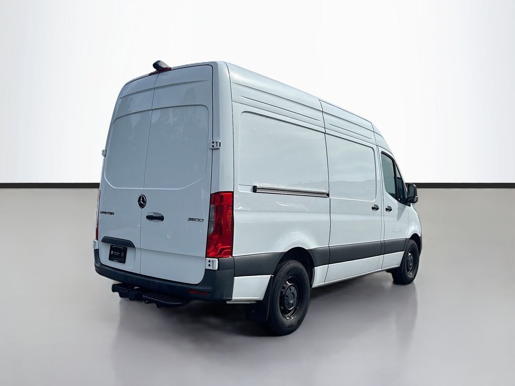 Used 2024  Mercedes-Benz Cargo 144 WB image 3
