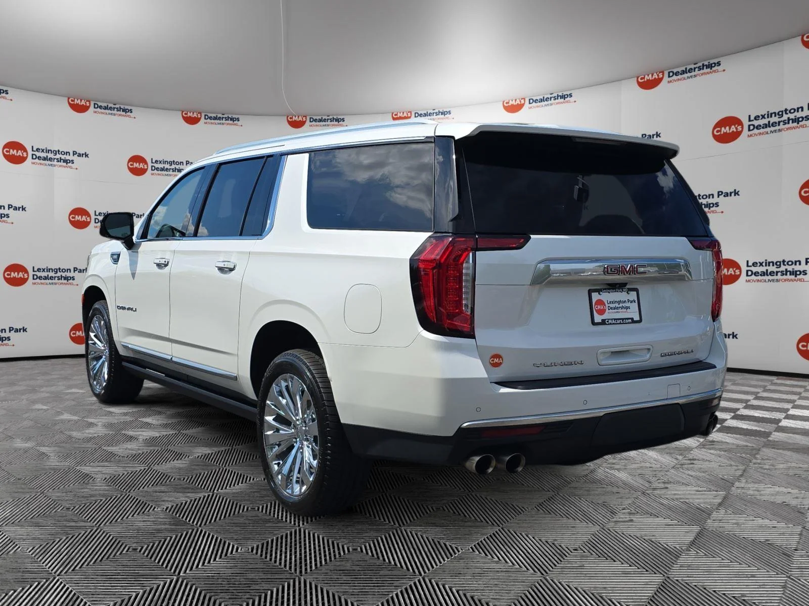 Used 2021 White Frost Tricoat GMC Denali image 5